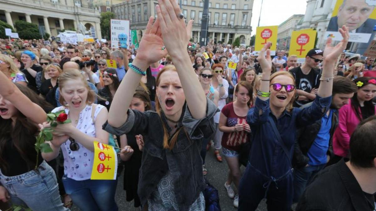 manifestatie uriasa la varsovia impotriva interzicerii avortului