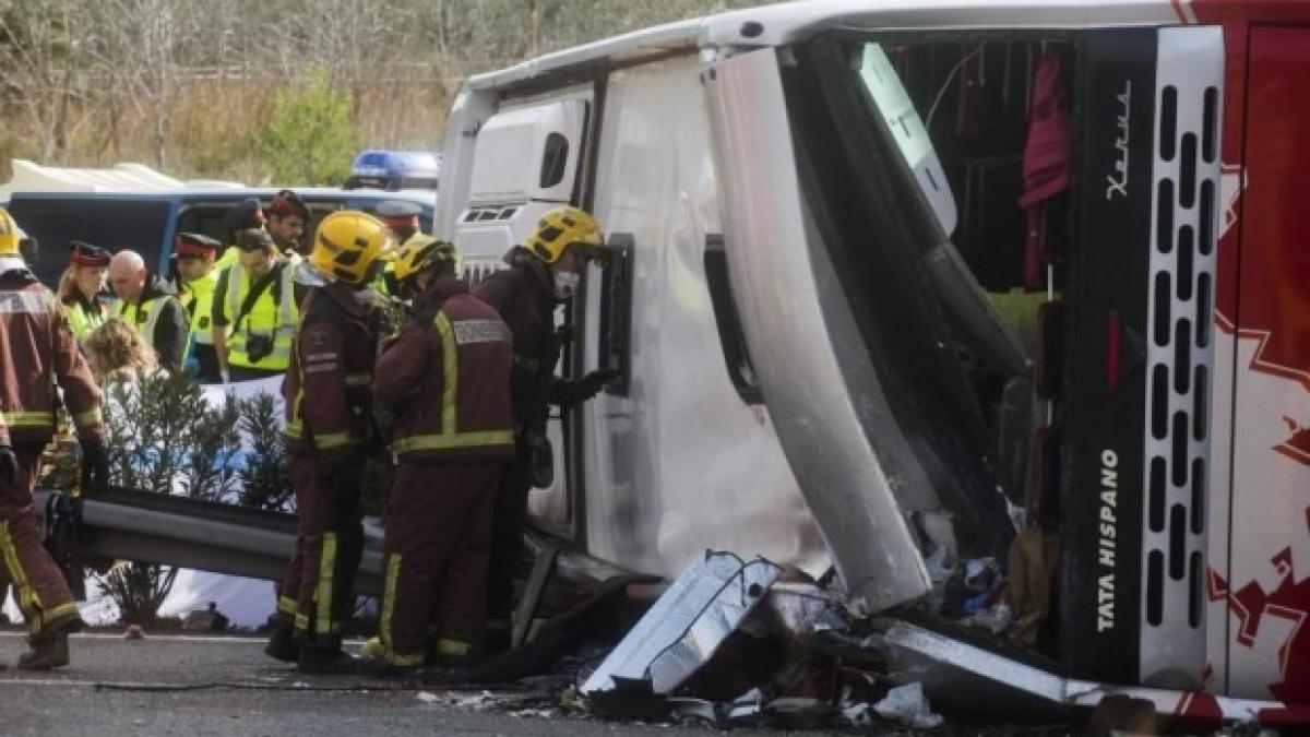 un nou microbuz implicat intr un accident grav noua oameni au ajuns la spital