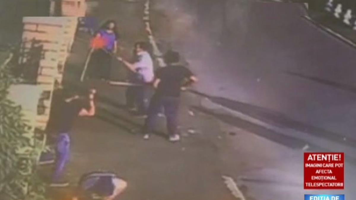 imagini socante barbat terorizat de un clan de romi au venit cu lopeti bate si pietre la poarta lui