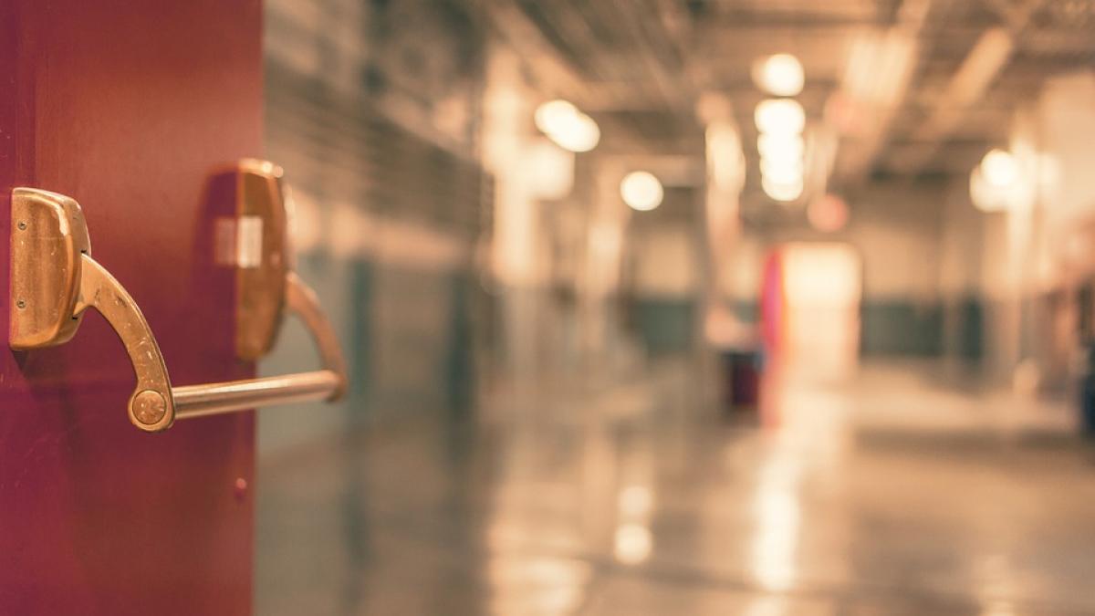 copil bolnav lasat sa zaca la poarta spitalului paznicul le a interzis parintilor accesul in unitate