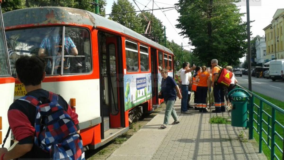 femeie tarata de tramvai