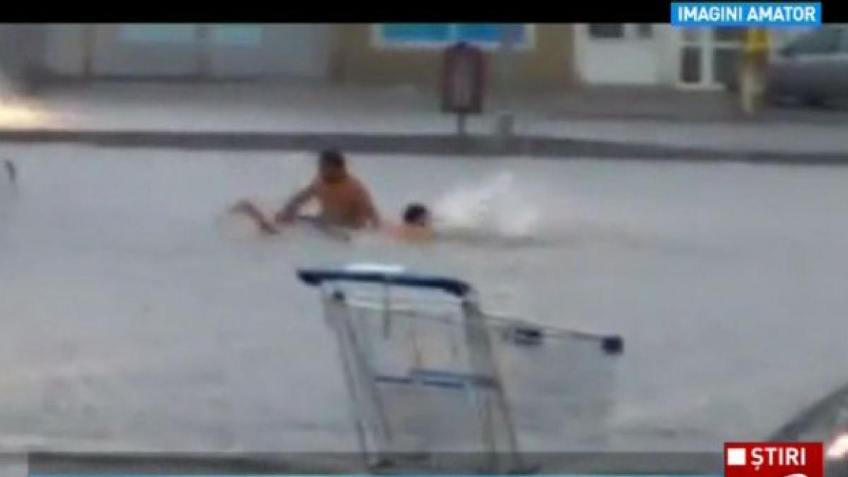 o ploaie de 30 de minute a transformat parcarea unui mall in piscina