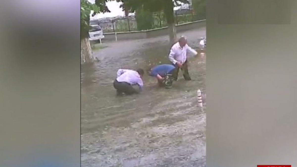 imagini nemaivazute intr un oras din romania primarul in apa pana la brau ca sa desfunde