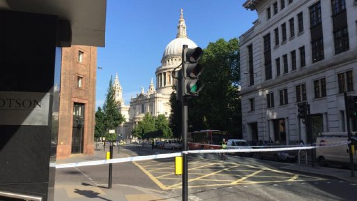 alerta londra catedrala pachet suspect