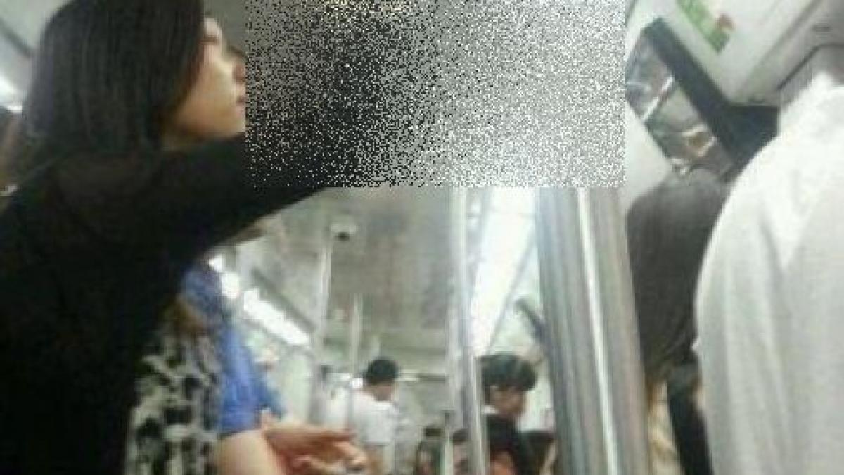 cum a fost fotografiata o tanara la metrou imaginea a devenit virala pe internet