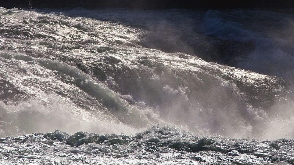 alerta in romania s a spart digul de pe raul barzava