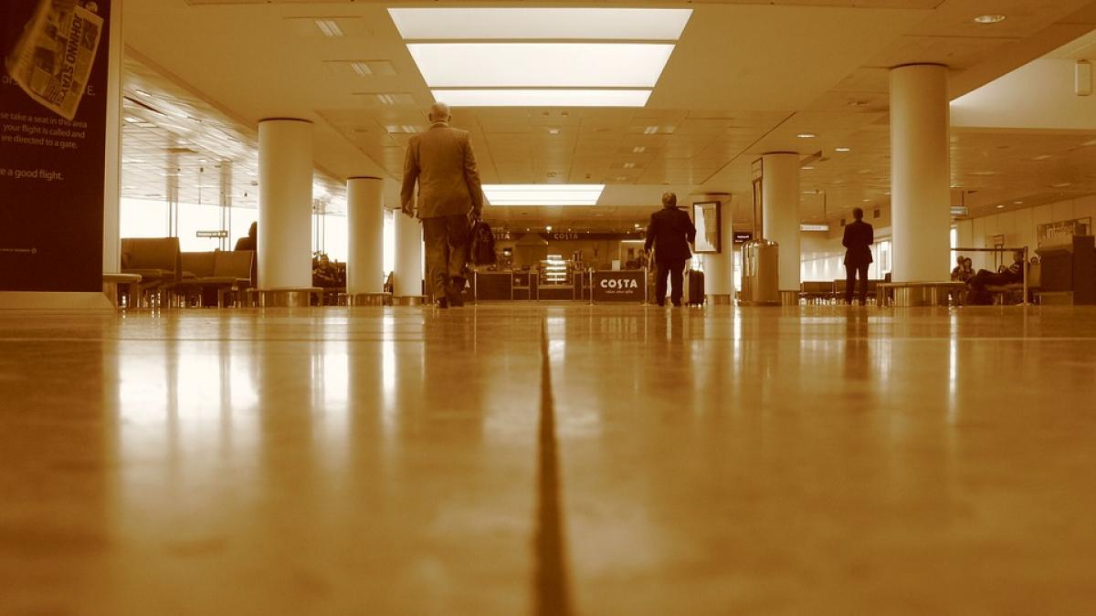 alerta pe aeroportul stansted din marea britanie toti pasagerii au fost evacuati