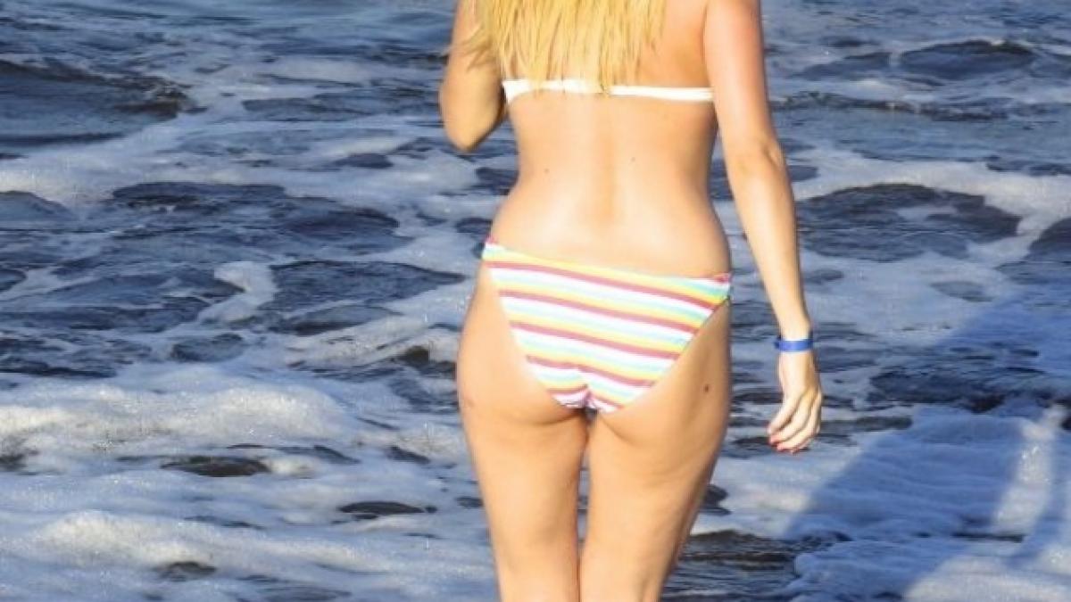 cine e vedeta de la noi care arata asa in costum de baie am pe mine sunca mare la mine s au lasat