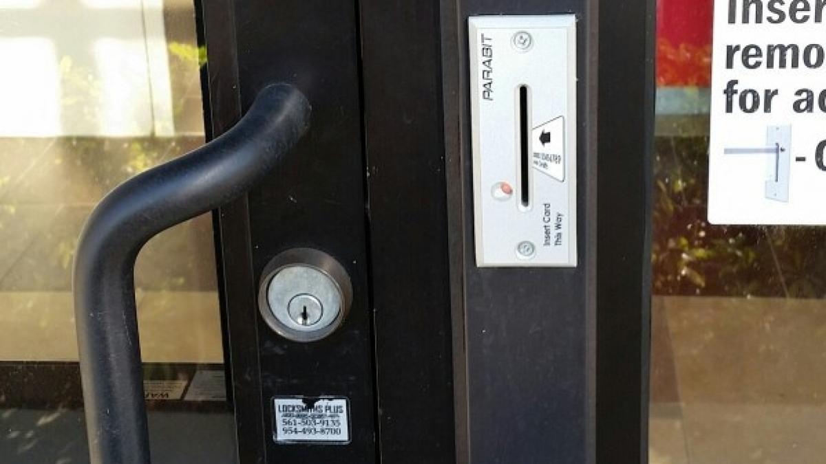 noua metoda de furat datele de pe cardul de credit direct de la intrarea in sediul bancii