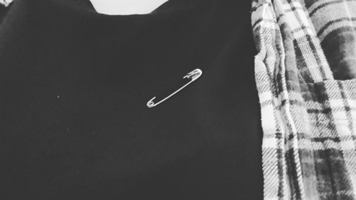 si a pus un ac de siguranta in piept motivul este incredibil