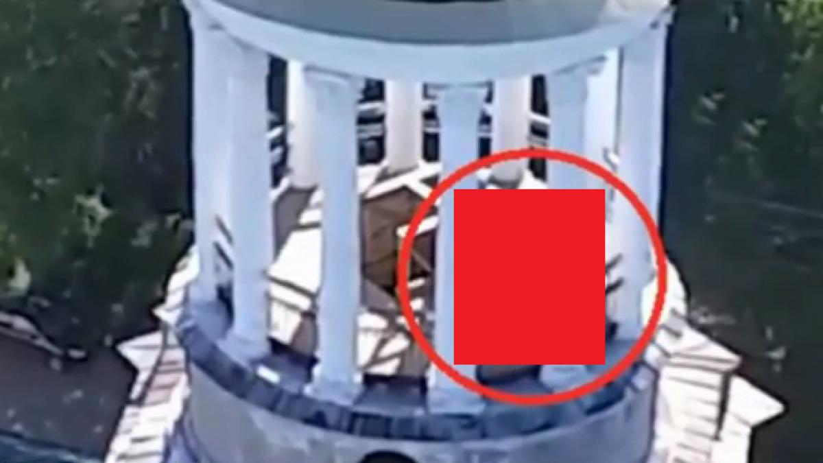 un cuplu de turisti surprins de o drona in timp ce isi face de cap in clopotnita unei manastiri