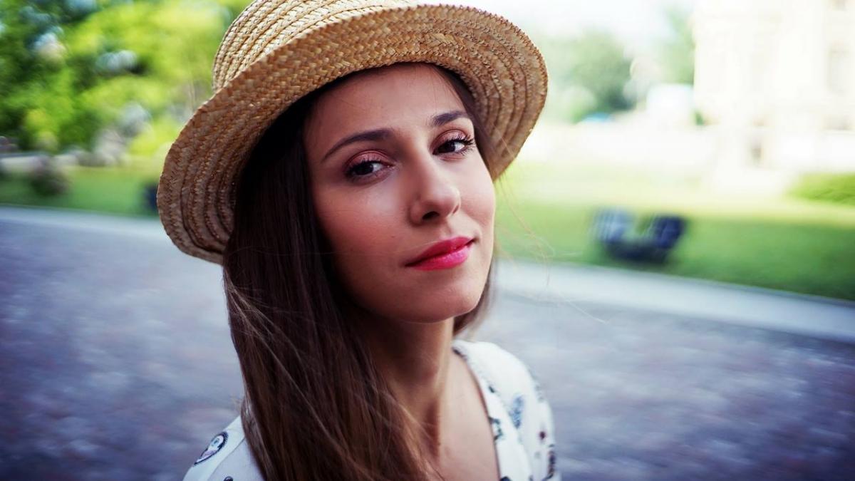 dana rogoz recunoaste ma calca in picioare imi da palme