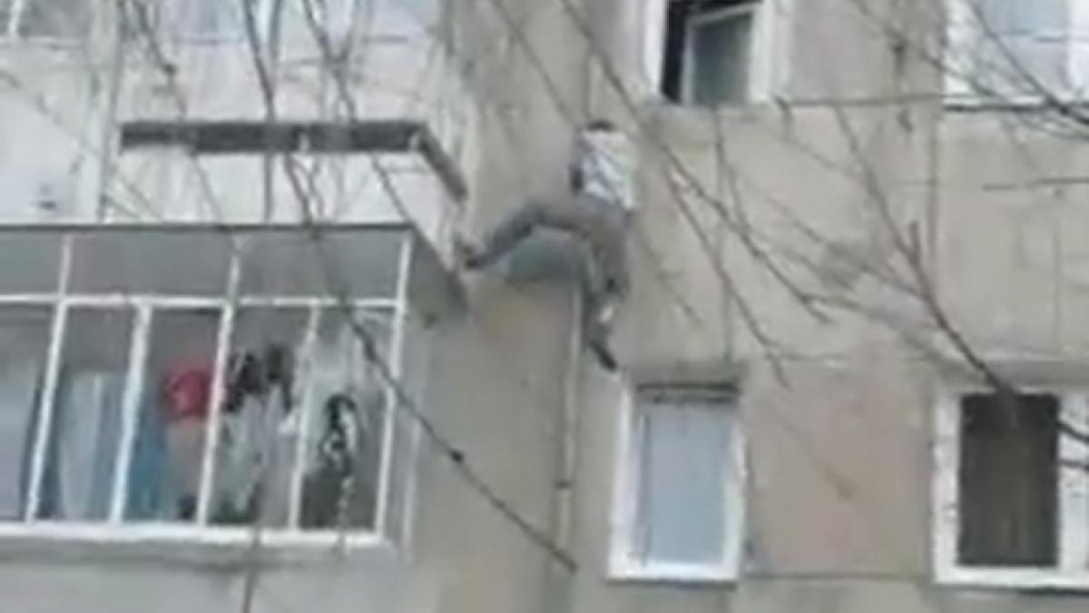 spiderman bloc bucuresti fatada etaj