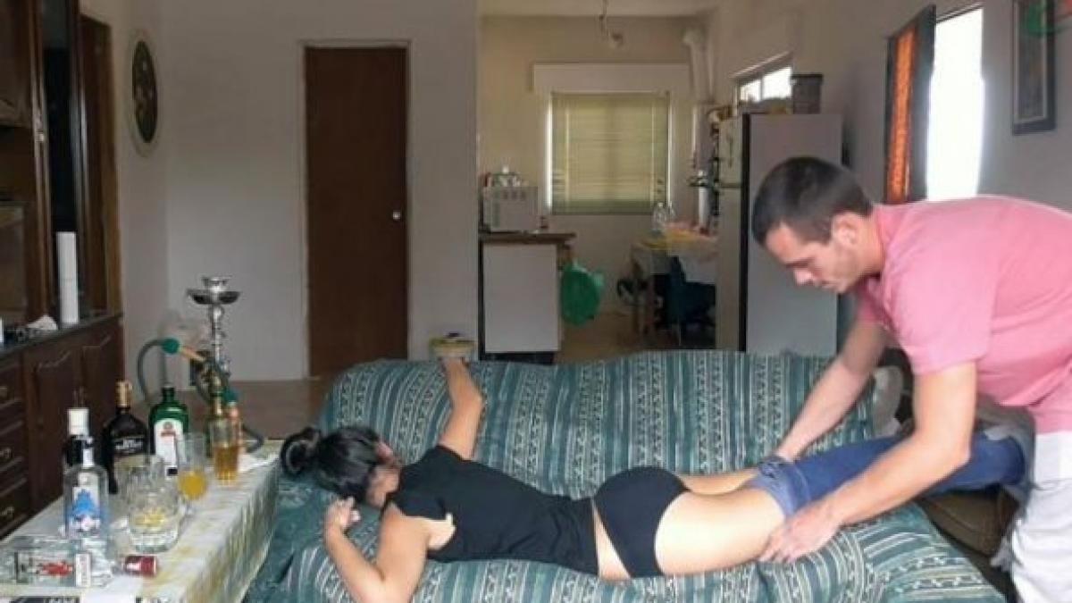 aceasta tanara s a imbatat si a adormit pe canapea un barbat incepe sa o dezbrace iar ce urmeaza e