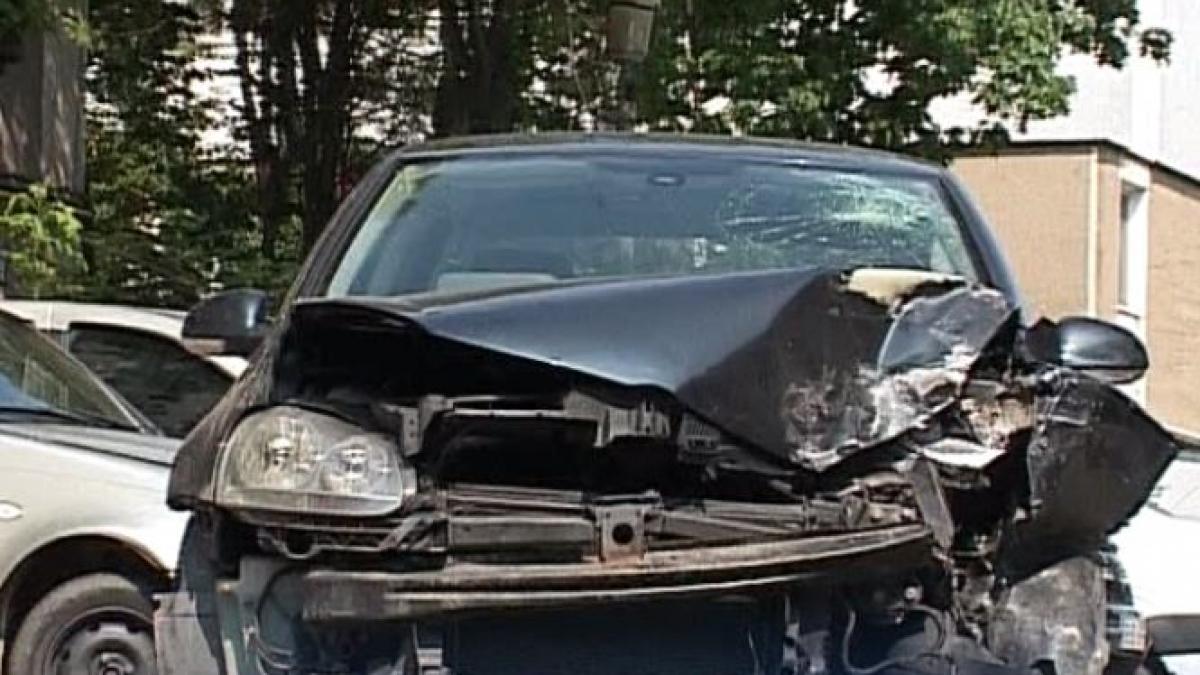 un sofer de 19 ani s a urcat baut la volan si a facut praf patru masini parcate