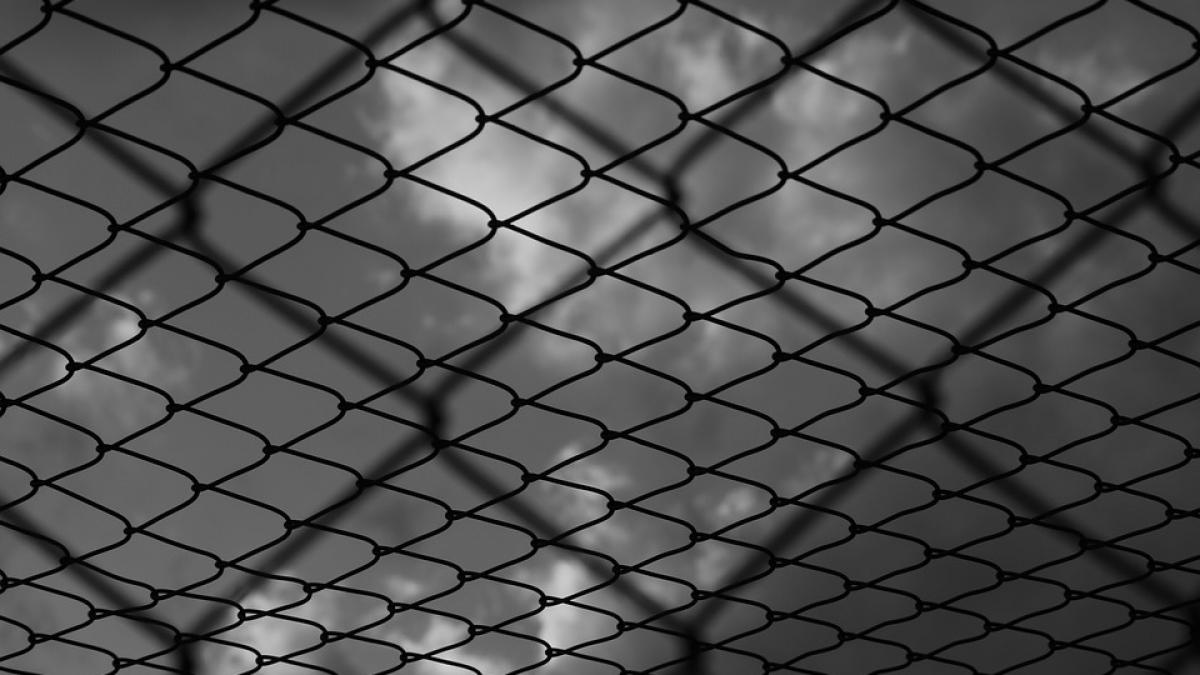 un detinut din penitenciarul rahova a dat foc unei celule 11 gardieni si unul dintre arestati au