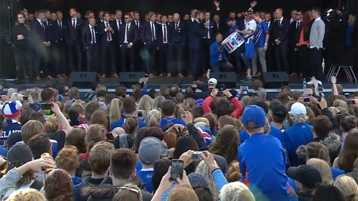 euro 2016 fotbalistii islandezi primiti acasa ca niste eroi imagini spectaculoase