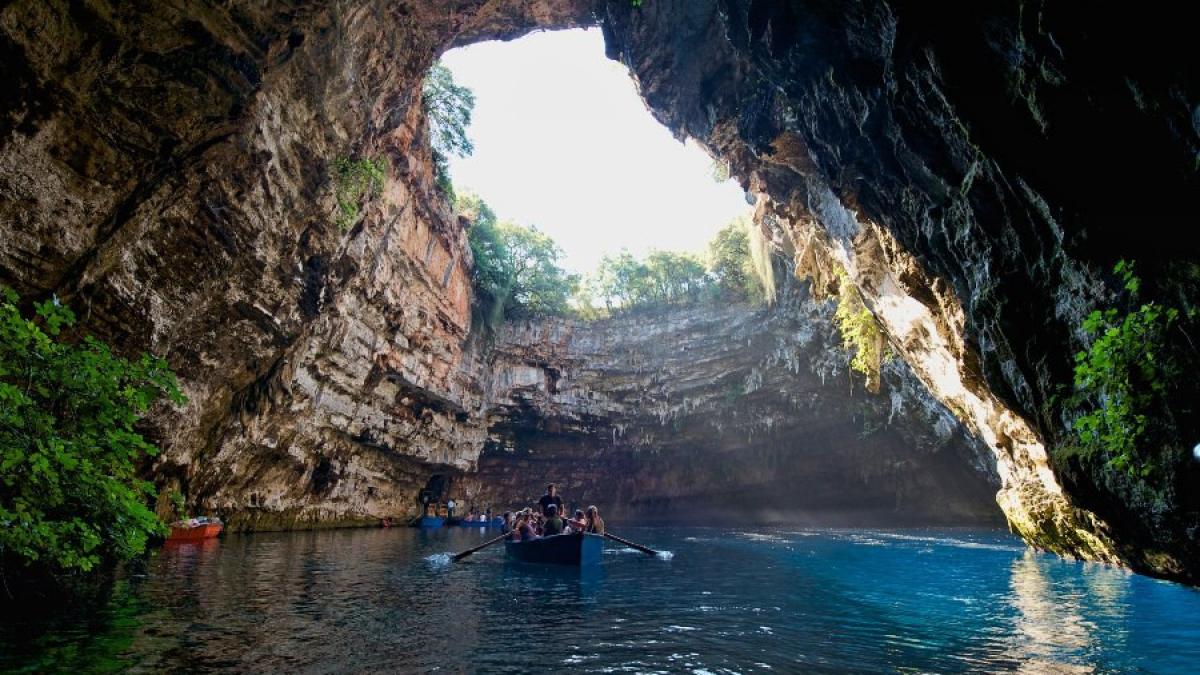 kefalonia vacanta pe taramurile magice ale nimfei melissanthe