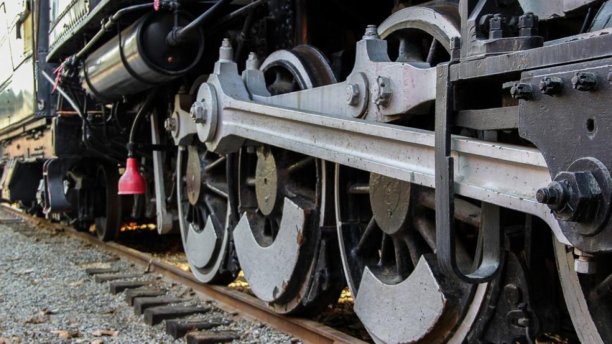o masina de lux a fost lovita de tren o tanara de 18 ani a ajuns la spital