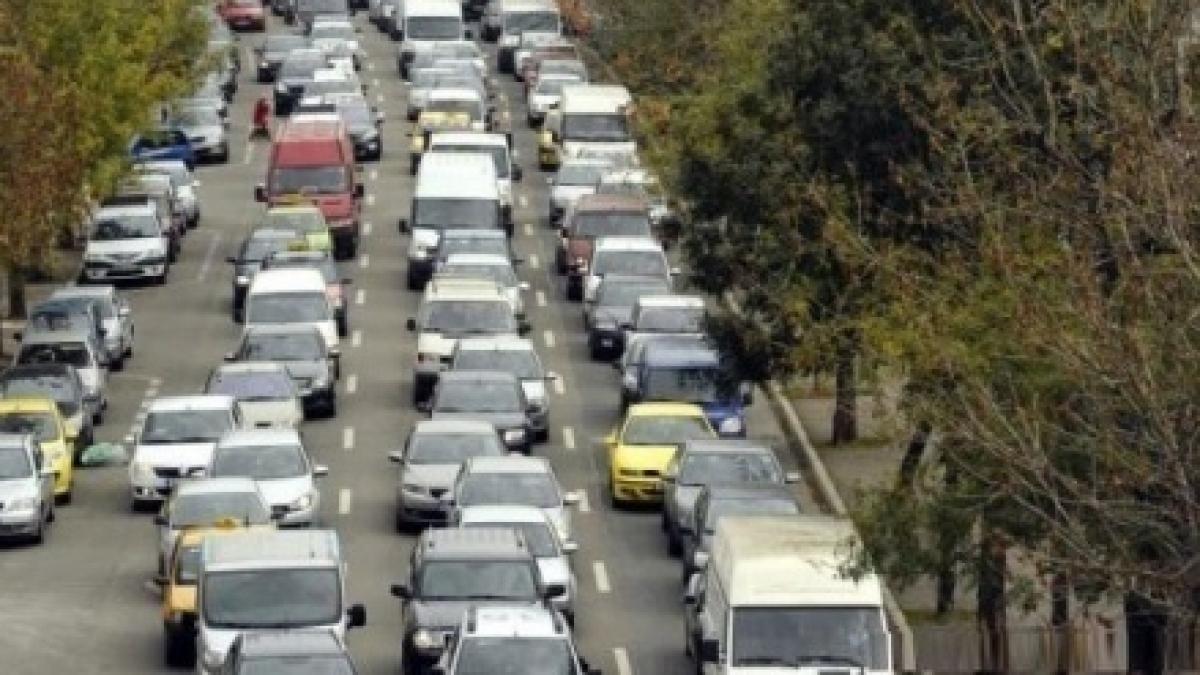 trafic ingreunat pe soseaua stefan cel mare din capitala din cauza unei surpari in carosabil