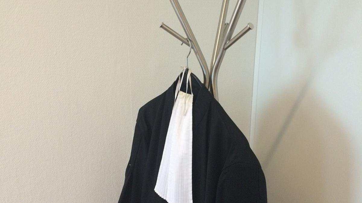 chiar si el un avocat din bucuresti pus sub acuzare pentru trafic de influenta