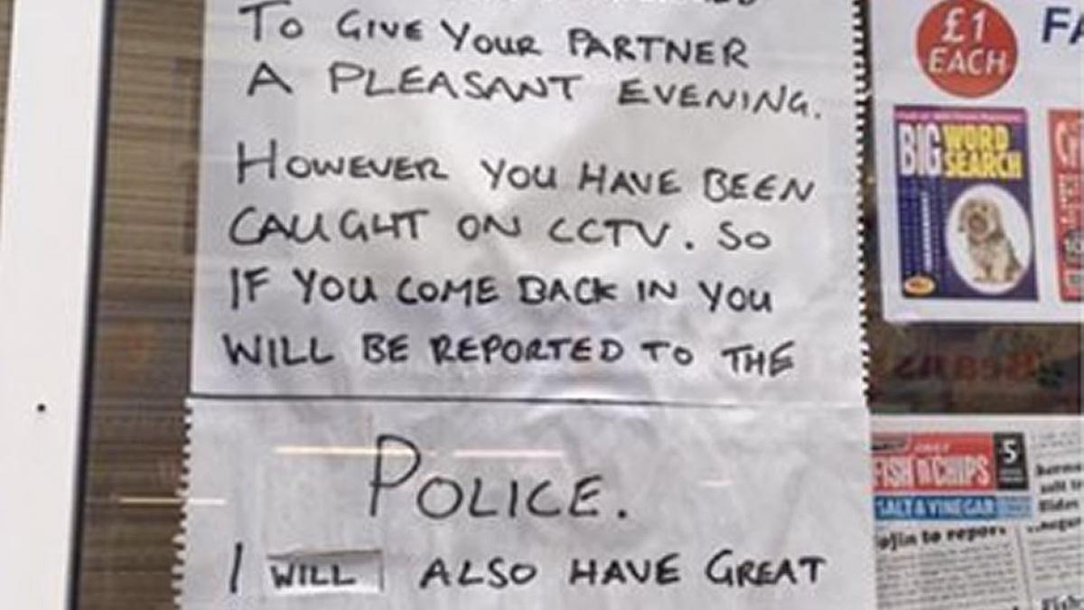 hot umilit de patron cu un mesaj inedit lipit pe vitrina magazinului ce a indraznit sa fure tanarul