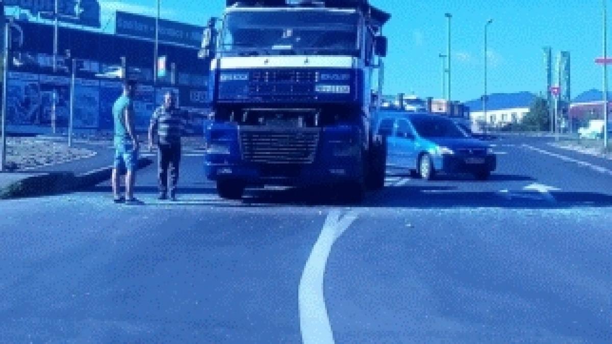 dorel loveste din nou motivul incredibil pentru care un camion a ramas blocat in mijlocul strazii