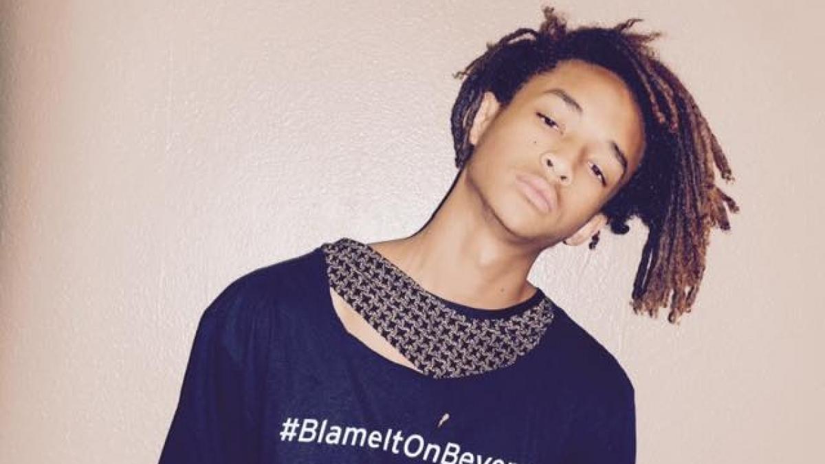 jaden smith socheaza cu tinutele sale motivul pentru care fiul actorului will smith poarta fuste in