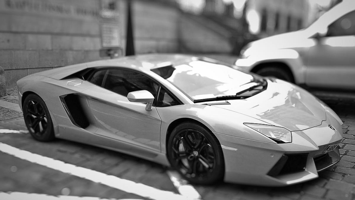 masina de lux distrusa in doar sase secunde pe o autostrada momentul a fost surprins de o camera de