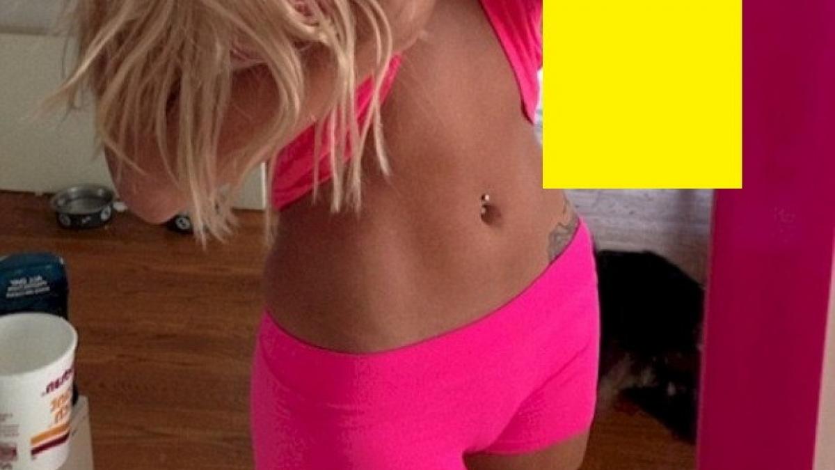 a vrut sa isi faca un selfie sexy insa tot internetul a ras de ea ce se afla pe fundal foto