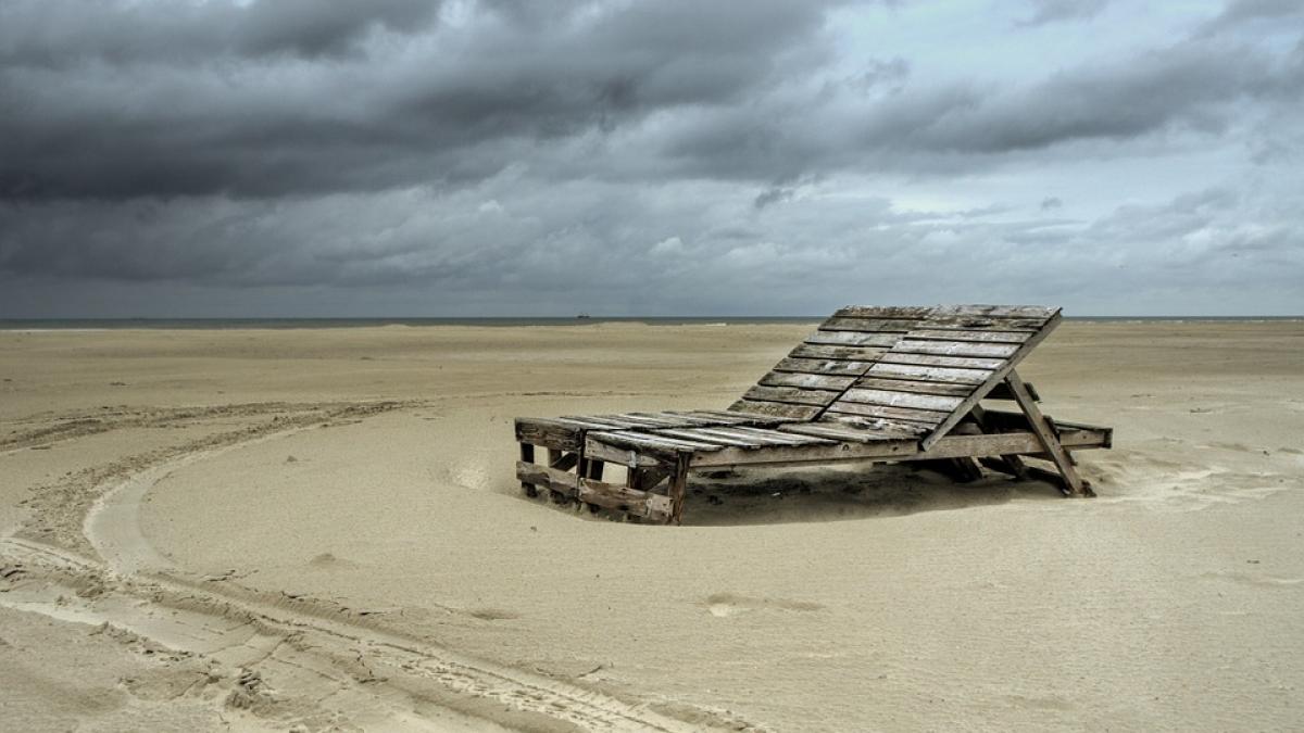 sute de turisti isi risca viata in fiecare zi pe litoral faleza din costinesti sta sa cada peste