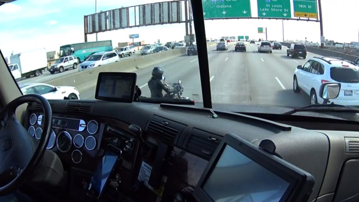 un sofer de tir observa ceva ciudat si decide sa opreasca in mijlocul autostrazii este incredibil