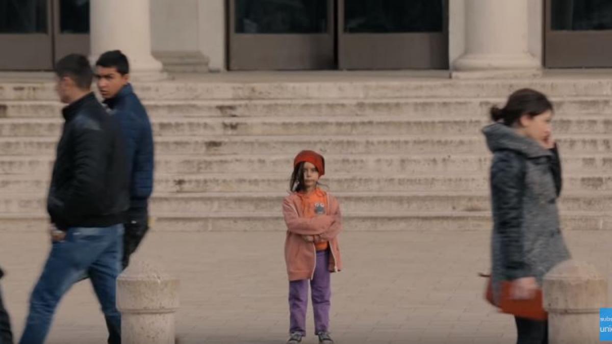 ce se intampla cu o fetita murdara si cu haine rupte care ramane singura pe strada experiment