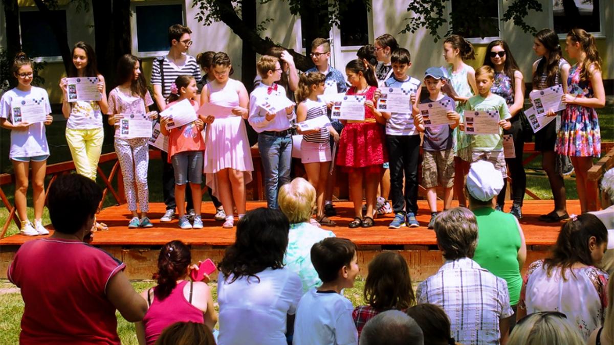 elevii sunt premiati in gradina valorilor romanesti