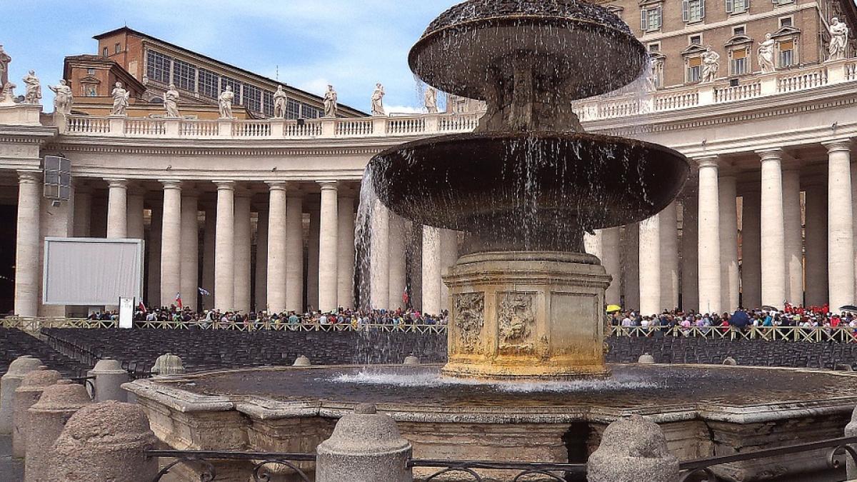 s au dezbracat si au facut baie intr o fantana istorica din roma gestul lor i a infuriat pe italieni
