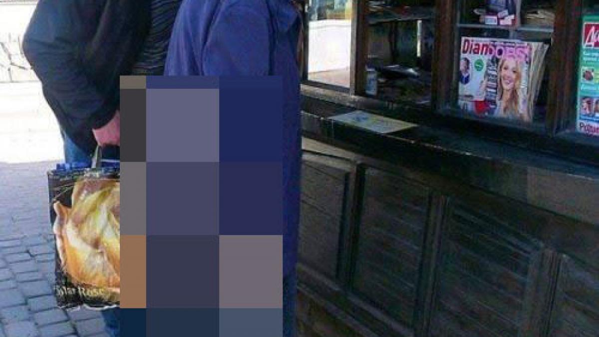 toata lumea s a uitat si s a minunat ce avea in mana batranica asta cand a mers la un chiosc de