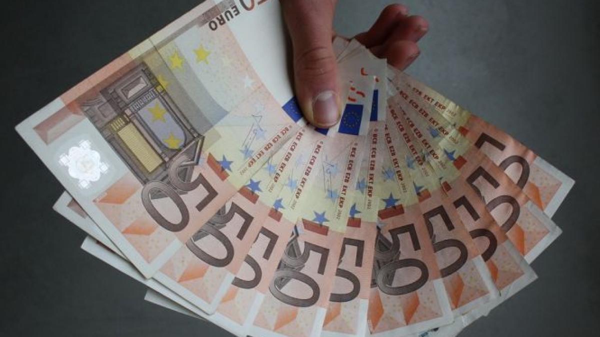 bugetarul care incaseaza anual jumatate de milion de euro