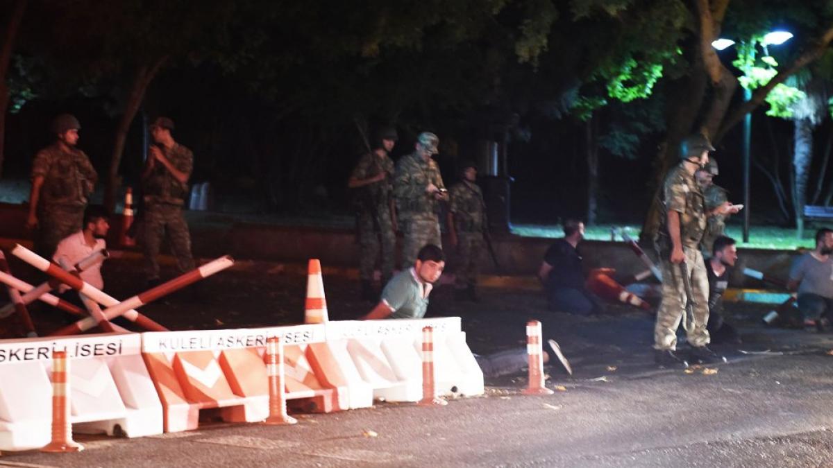 lovitura de stat in turcia presa straina sustine ca mai multi oameni au fost impuscati pe un pod