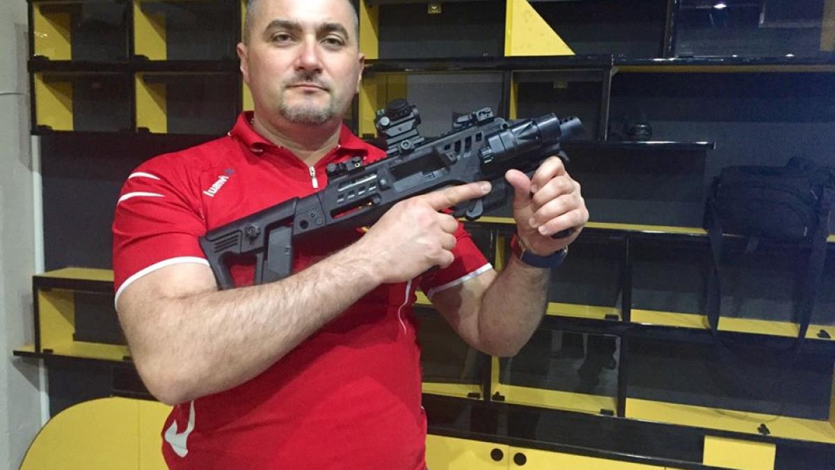 politist de la sectia 20 din capitala socheaza pe internet omul legii are atitudine de interlop