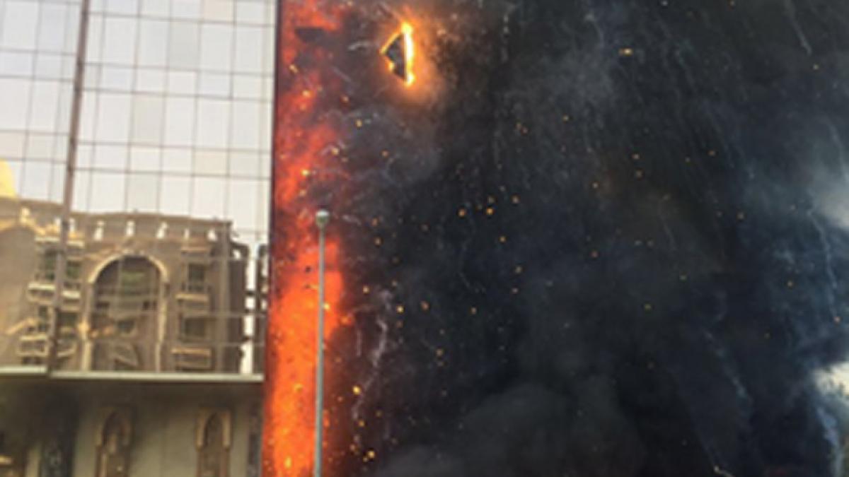 arde un hotel la mecca un fum gros s a ridicat in atmosfera din cladire cad bucati pe strada