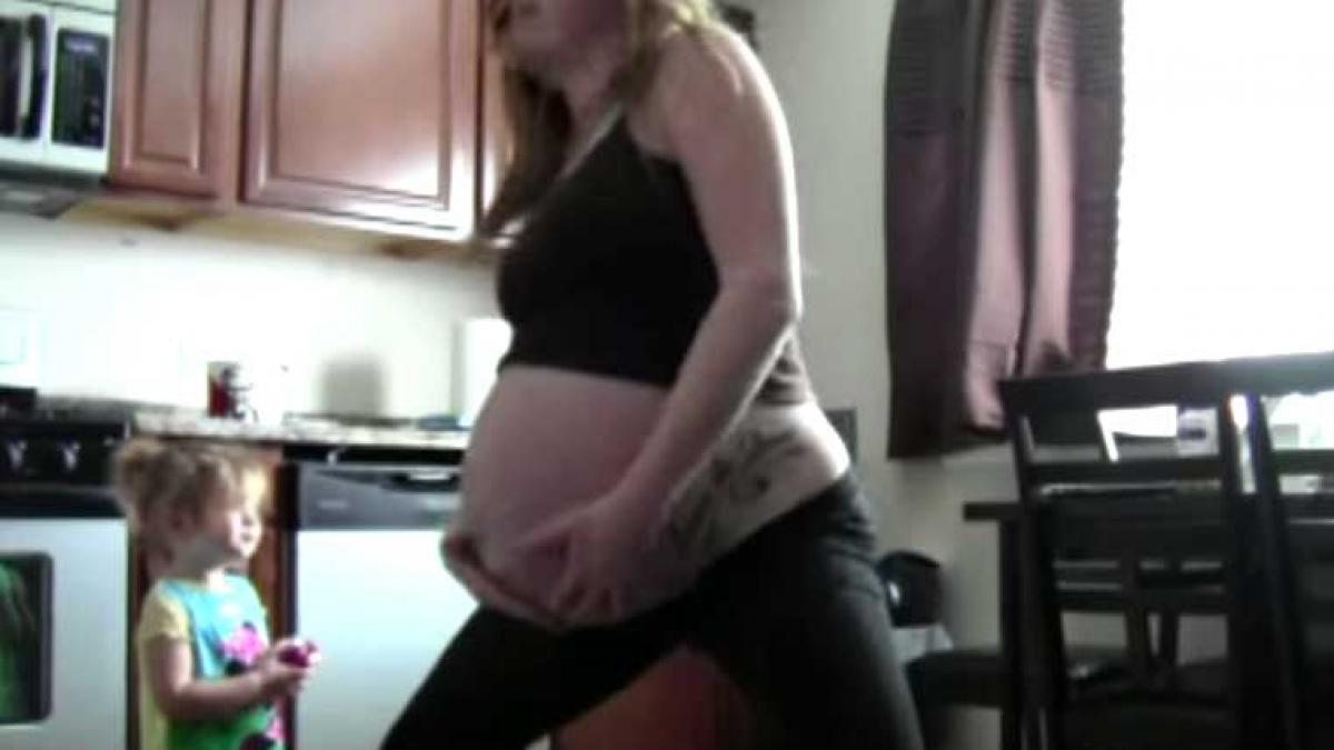 era gravida cu gemeni si nu mai suporta durerile uite ce a facut femeia asta in bucatarie pentru a