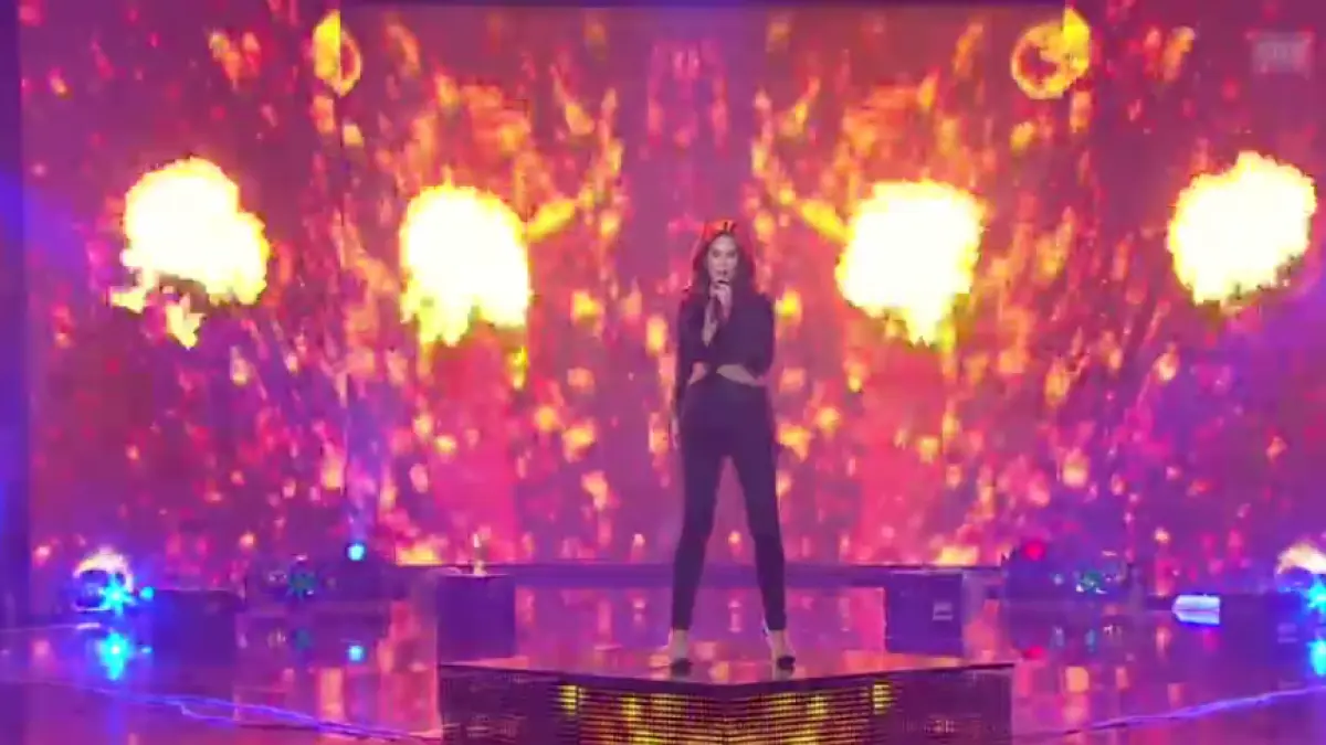 o artista celebra a luat foc pe scena in timpul unui concert