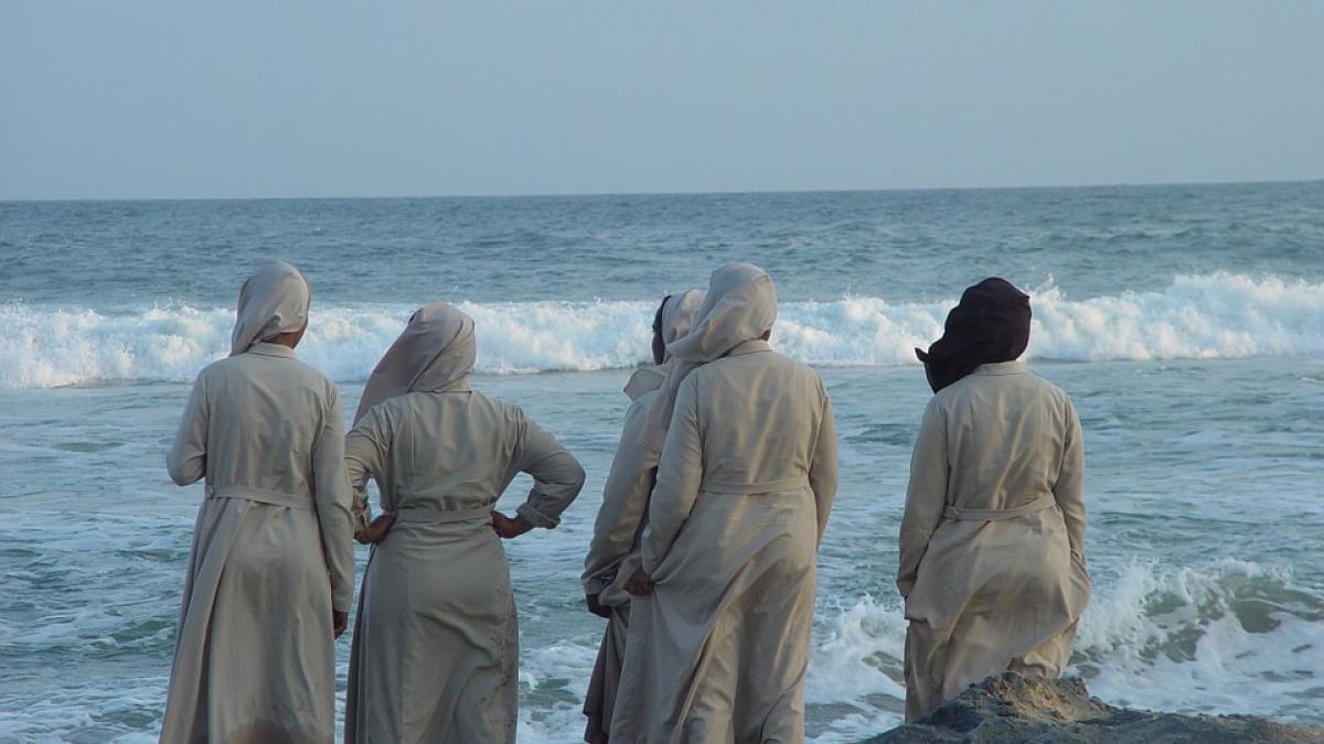 mai multe calugarite au aparut pe o plaja lumea a ramas muta in fata a ceea ce urmat