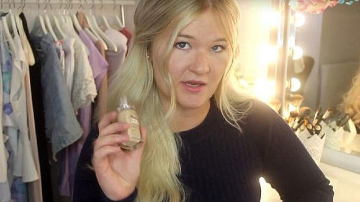 video femeia asta si a aplicat 100 de straturi de fond de ten pe fata trebuie sa vezi cum arata e