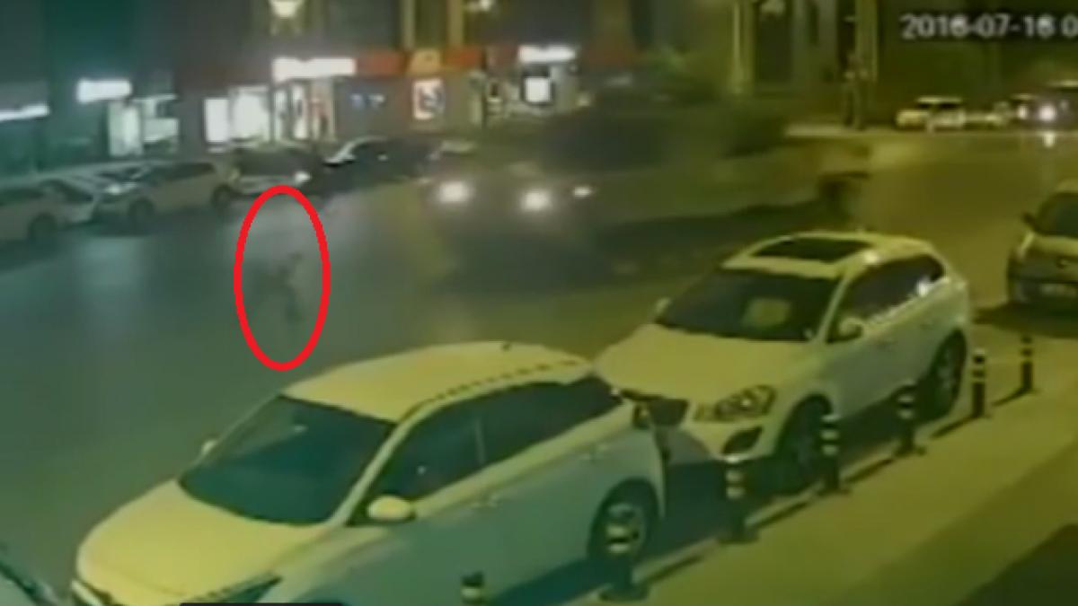 imagini socante din timpul puciului din turcia doua tancuri au trecut peste el insa doar prima data