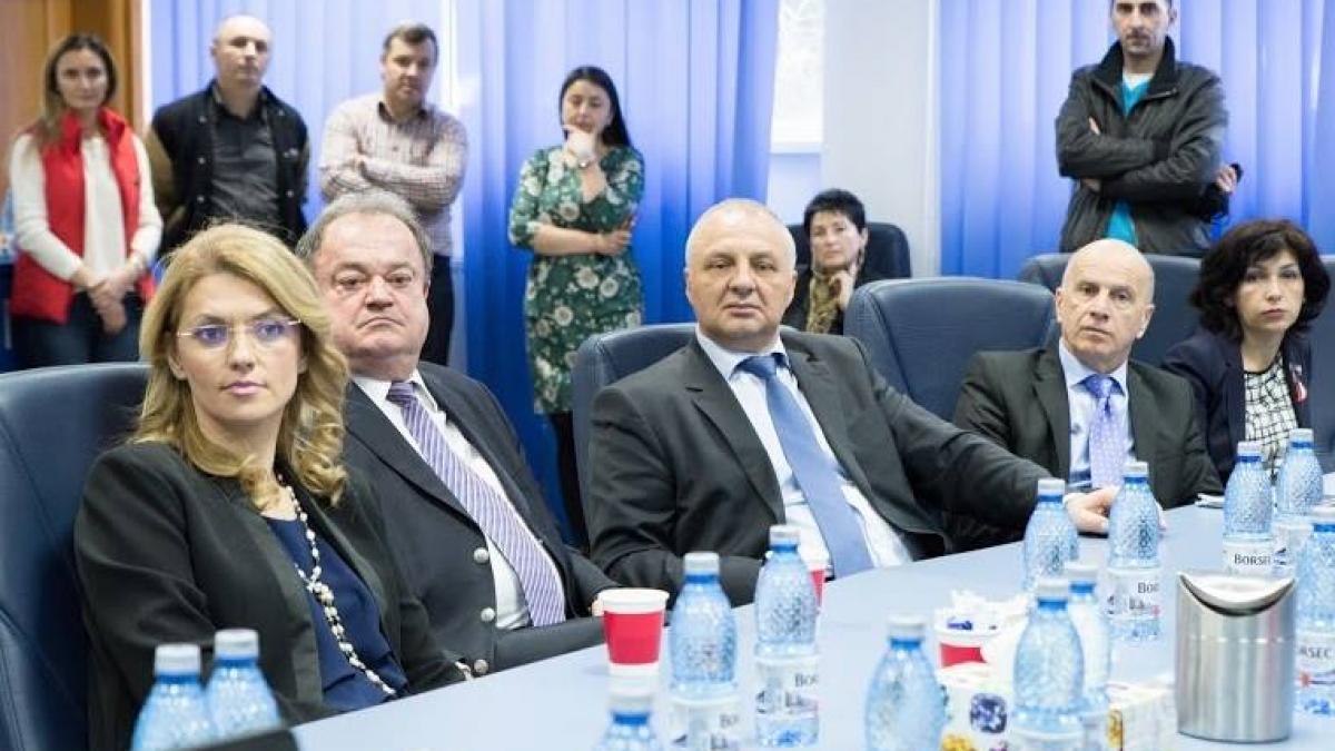 un primar liberal cere demisia lui vasile blaga si alina gorghiu