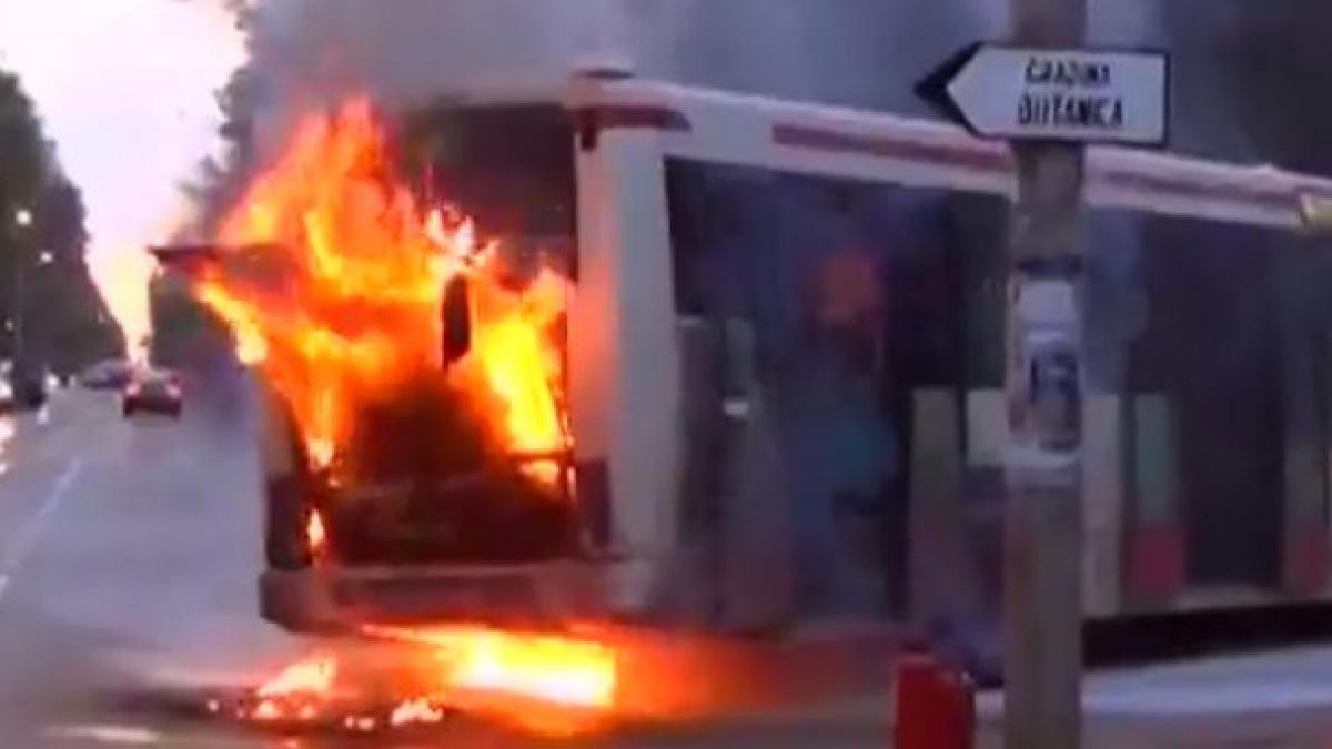 autocar in flacari pe autostrada bucuresti pitesti