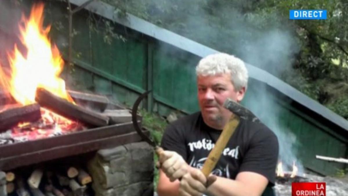 imagini incredibile politicianul roman care simuleaza o decapitare isis