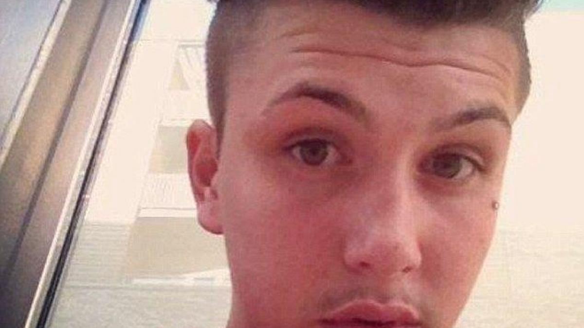 a cheltuit zeci de mii de euro pe operatii estetice cum a ajuns sa arate baiatul asta la numai 22