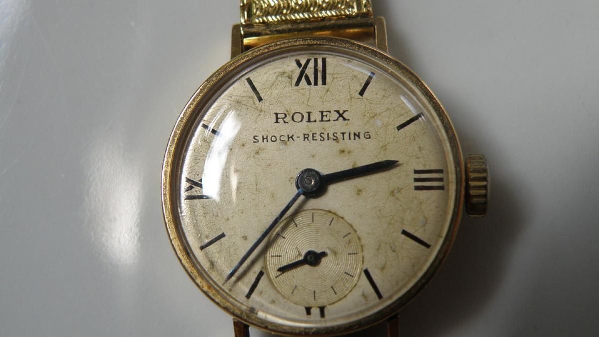 a purtat vreme de o luna un rolex foarte scump la mana ce a invatat dupa asta